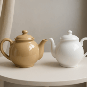 théière en céramique et en porcelaine